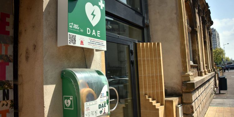 Alerte dans nos lieux publics : un tiers des défibrillateurs cardiaques hors service