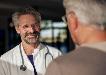 Complémentaire santé : Pourquoi la prise en charge devient cruciale dès 65 ans face aux défis de santé