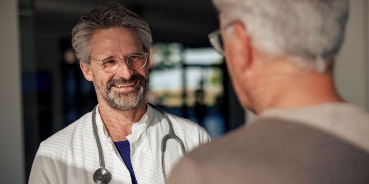 Complémentaire santé : Pourquoi la prise en charge devient cruciale dès 65 ans face aux défis de santé